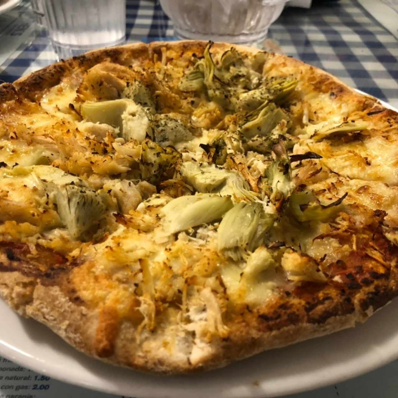 Pizza personal de pollo con extra de alcachofas