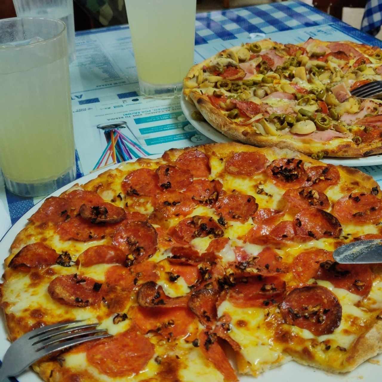 Pizza Pepperoni con Ajo y Pizza Combinación