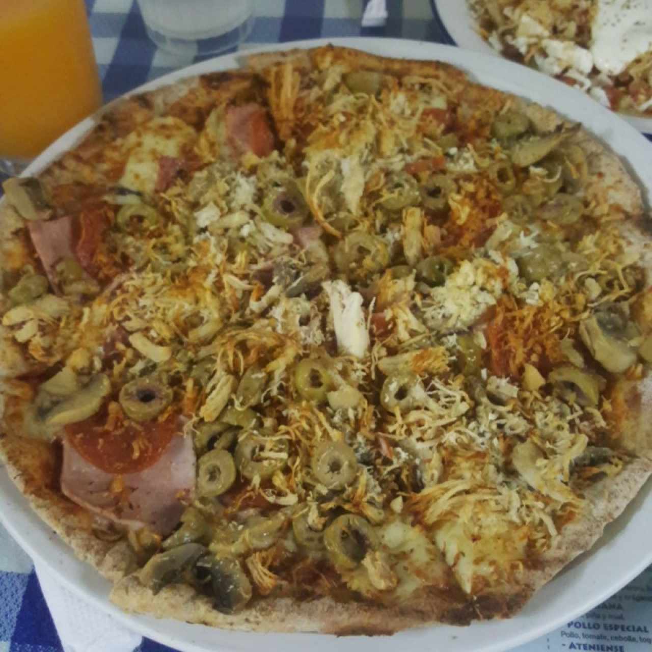 pizza de combinación con extra de pollo