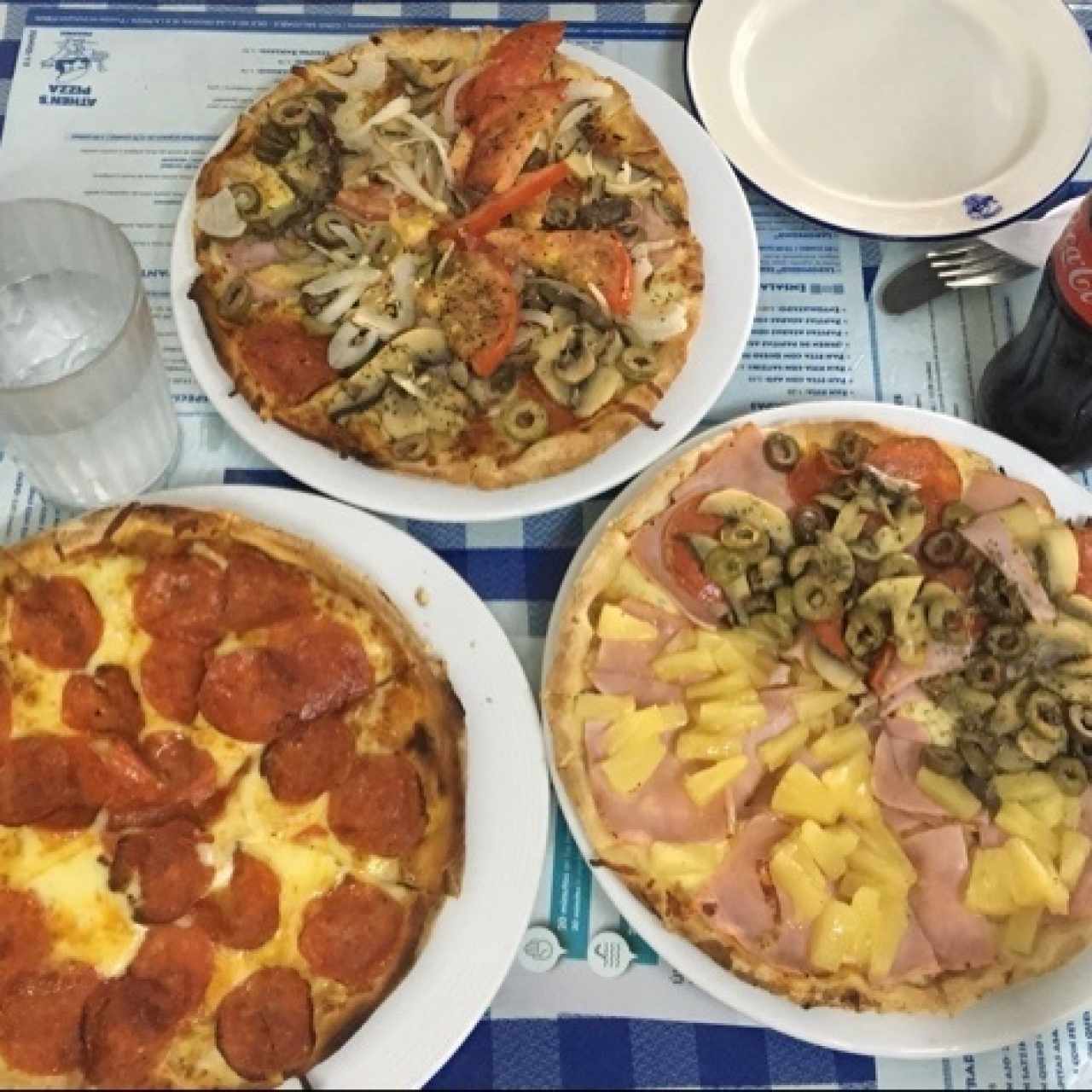 Pizza de peperoni, piña -combinación y La Athens