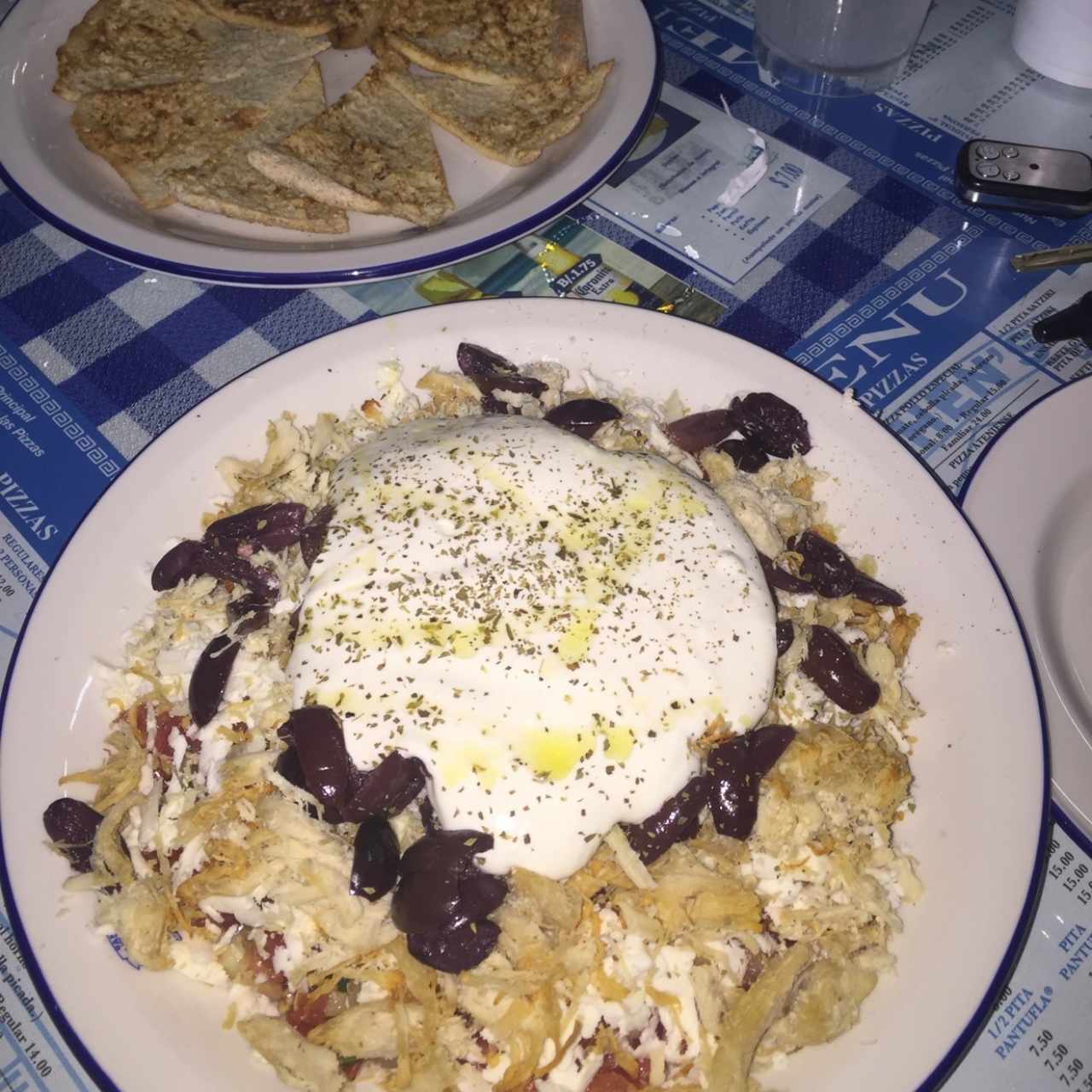 ladopsomo con pollo, aceitunas negras y satsiki