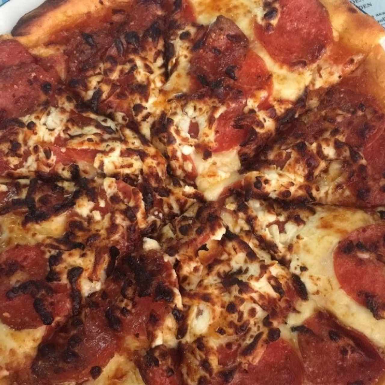 Pizza de Pepperoni y Queso Feta