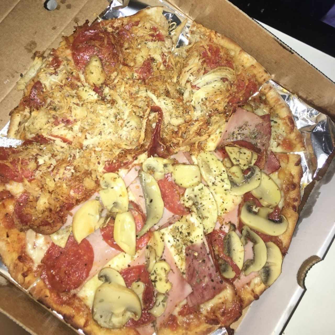 mitad pizza de pepperoni con pollo y mitad combinación
