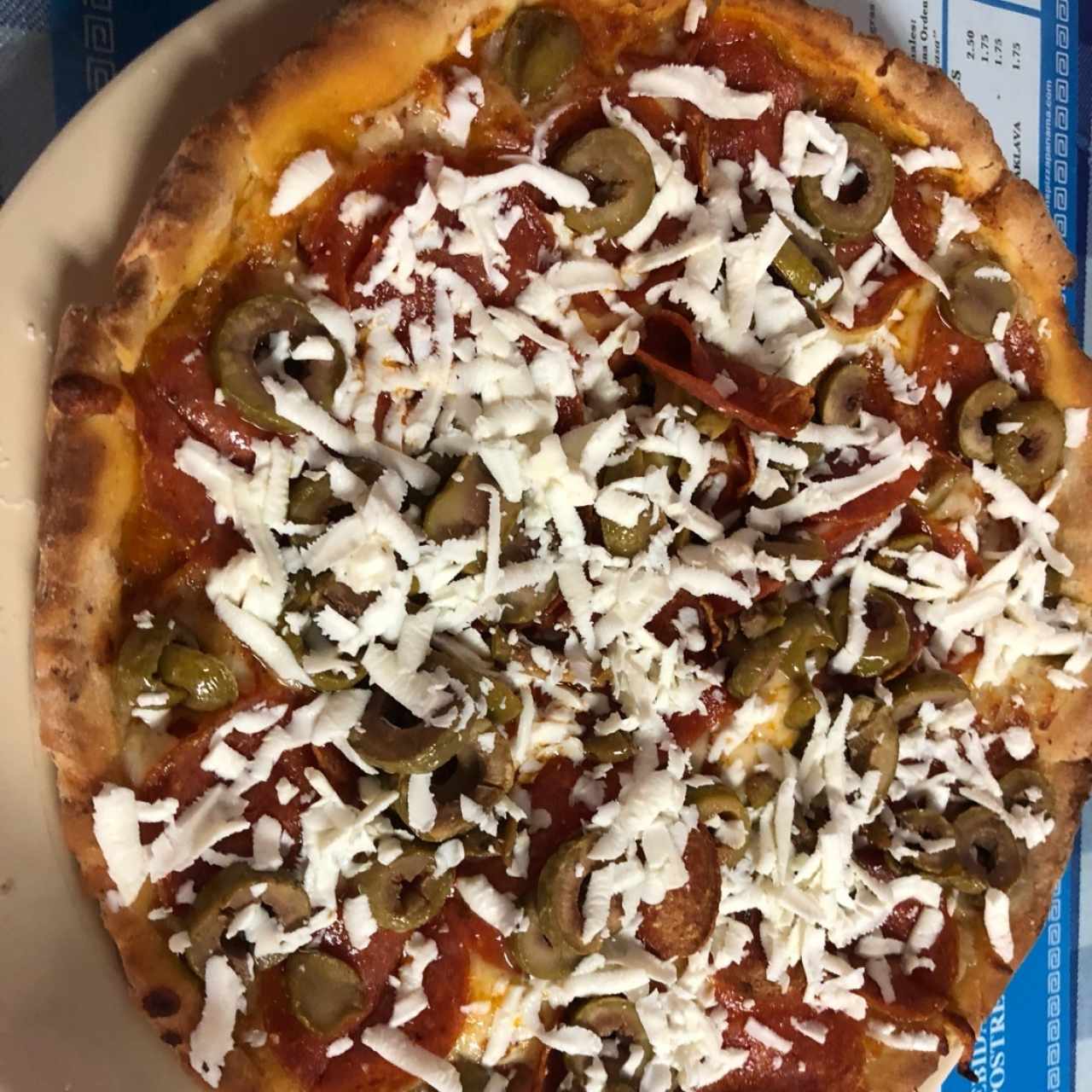 Pizza de Pepperoni, Aceitunas y Queso Feta