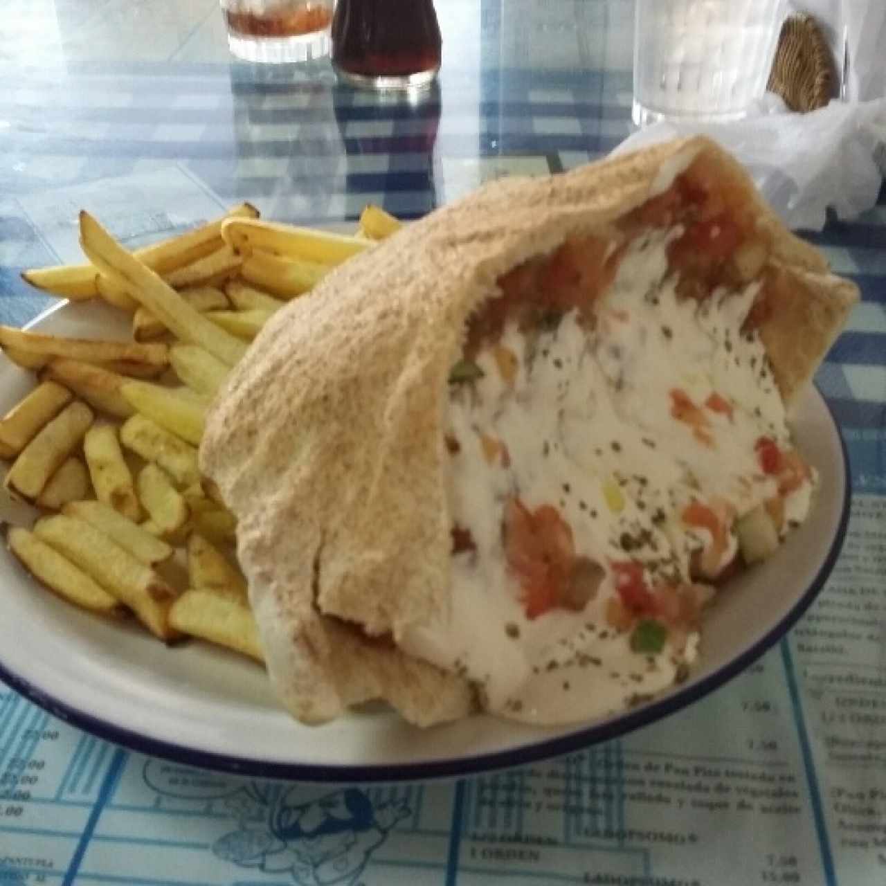 Gyro de pollo en pan pita de la casa