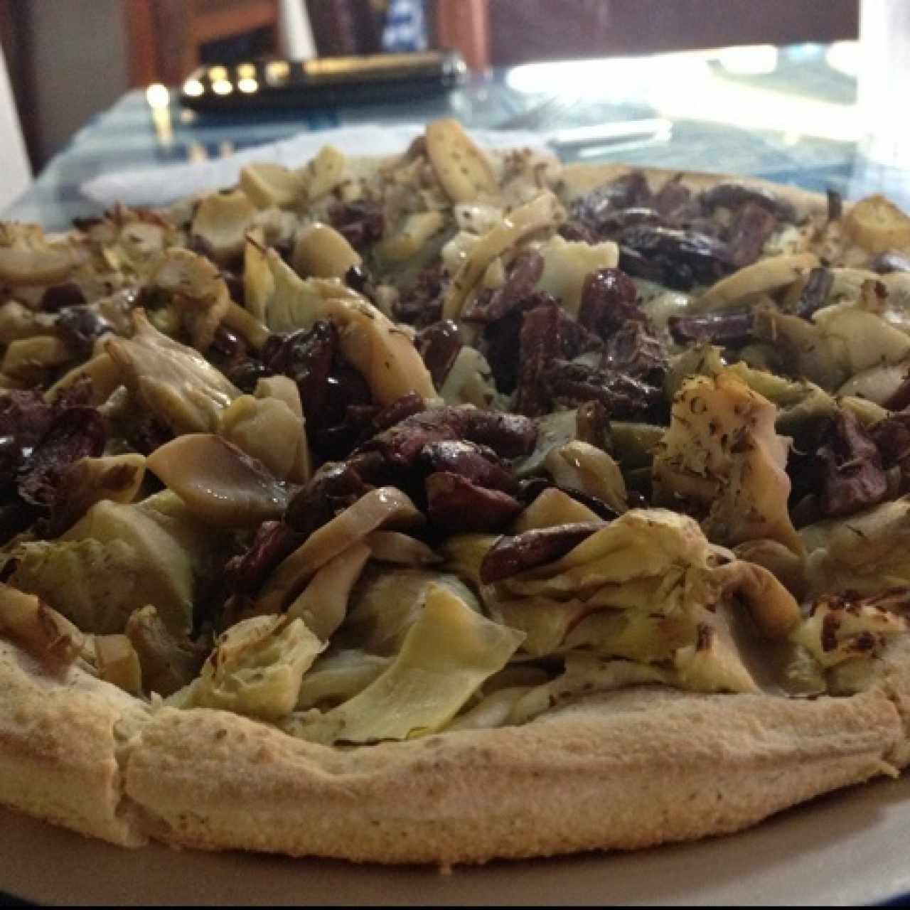 pizza cretense con alcachofas, aceitunas y champiñones