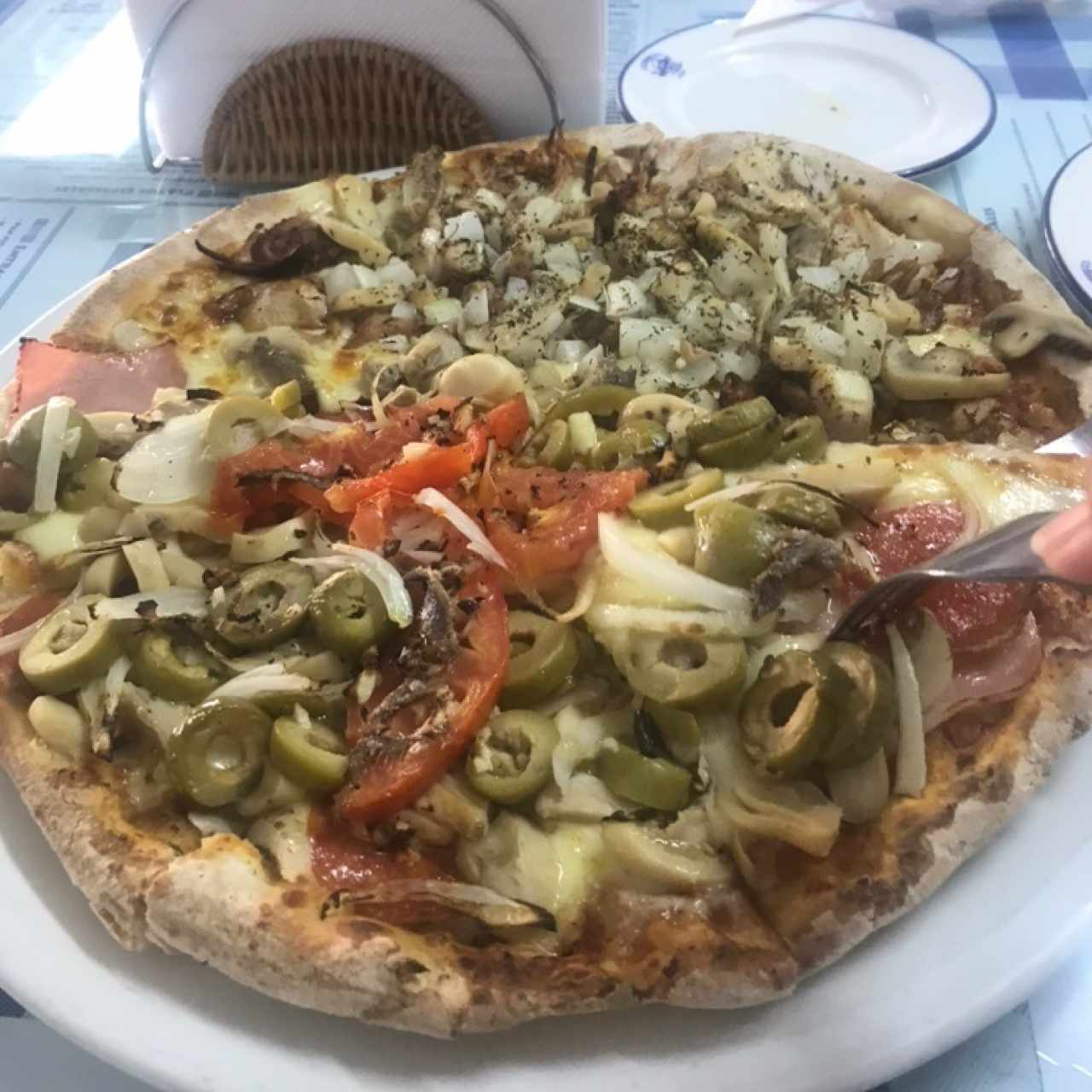 Mitad de Pizza Ateniense y Pizza Athens
