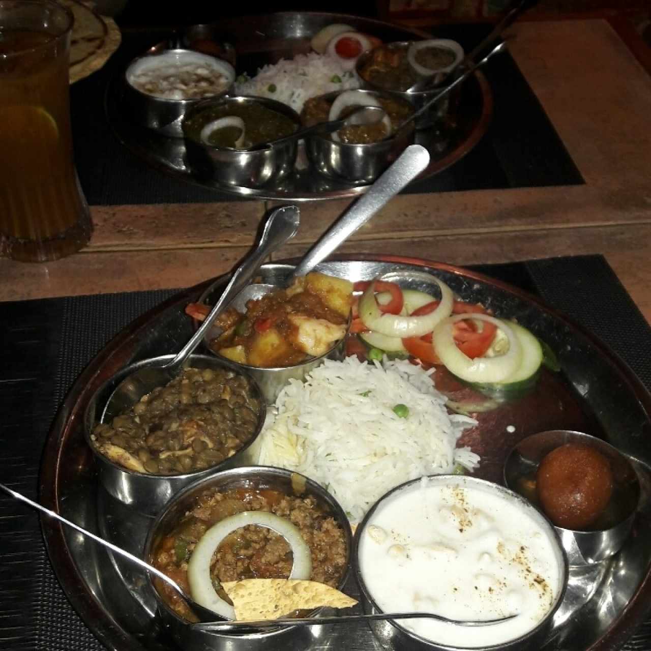 thali vegetariano y thali de carnes