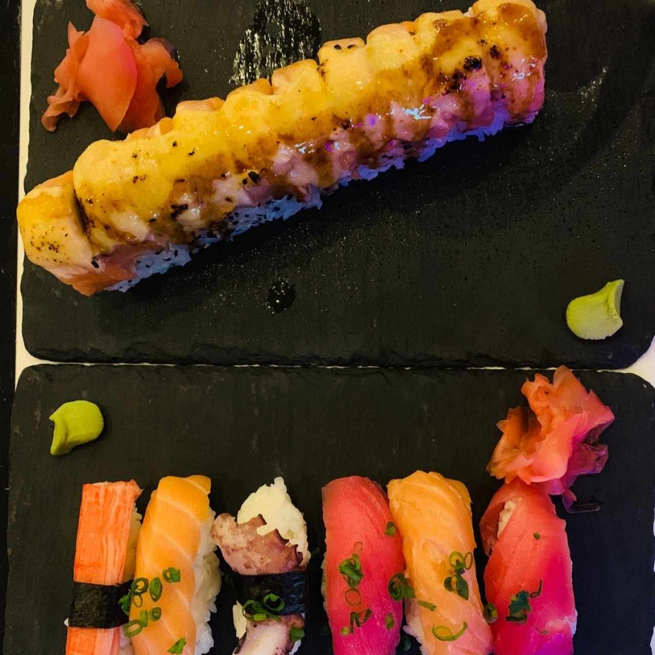 Plato de Sushi variado, con un roll con queso parmesano fundido