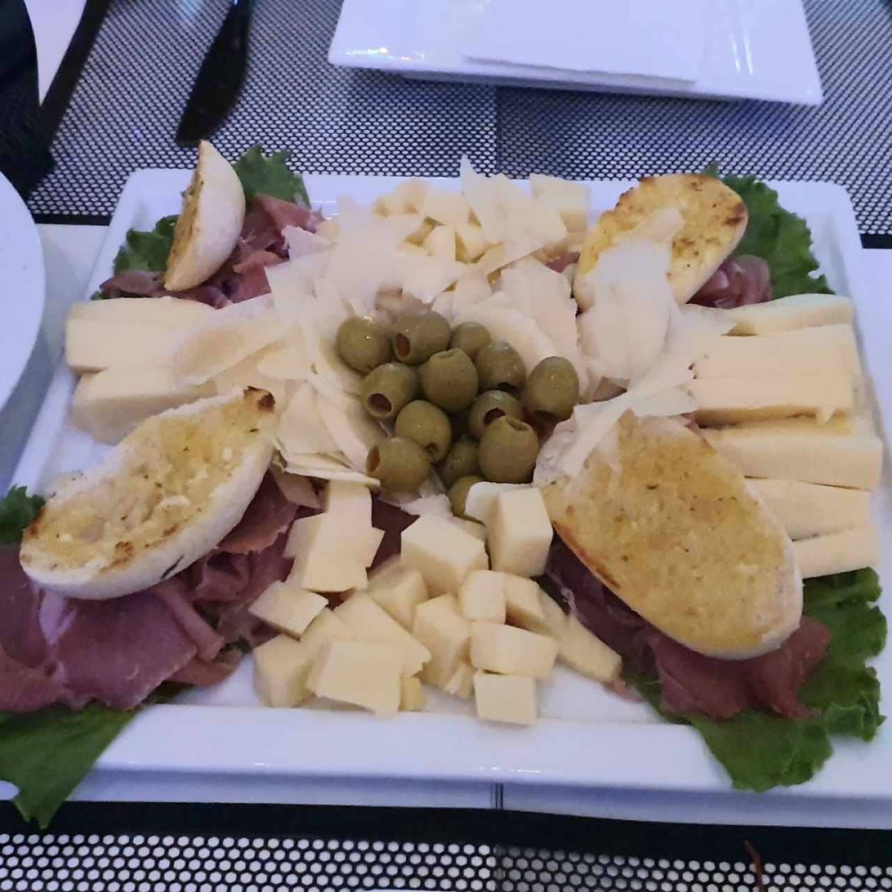 tabla de quesos con jamón Serrano