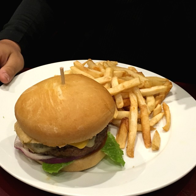 Hamburguesa con papas fritas