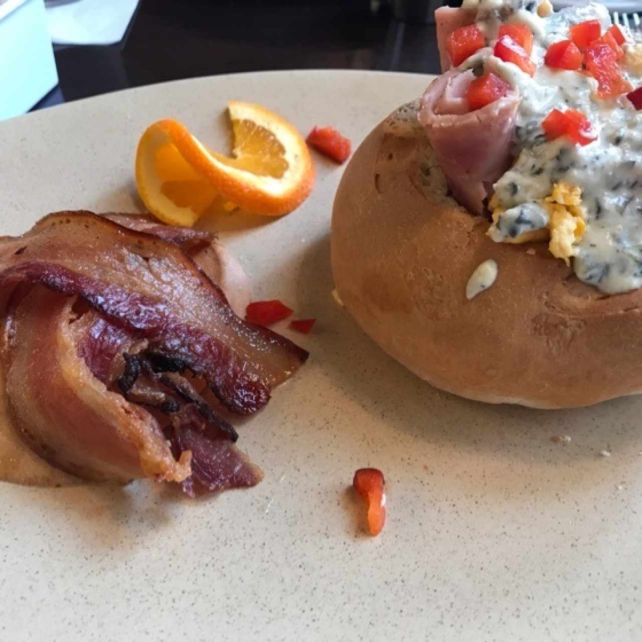 Desayuno. Huevo, bacon, jamon en salsa de espinacas