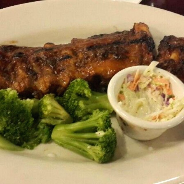 Costillas con Cole Slaw y Brocoli