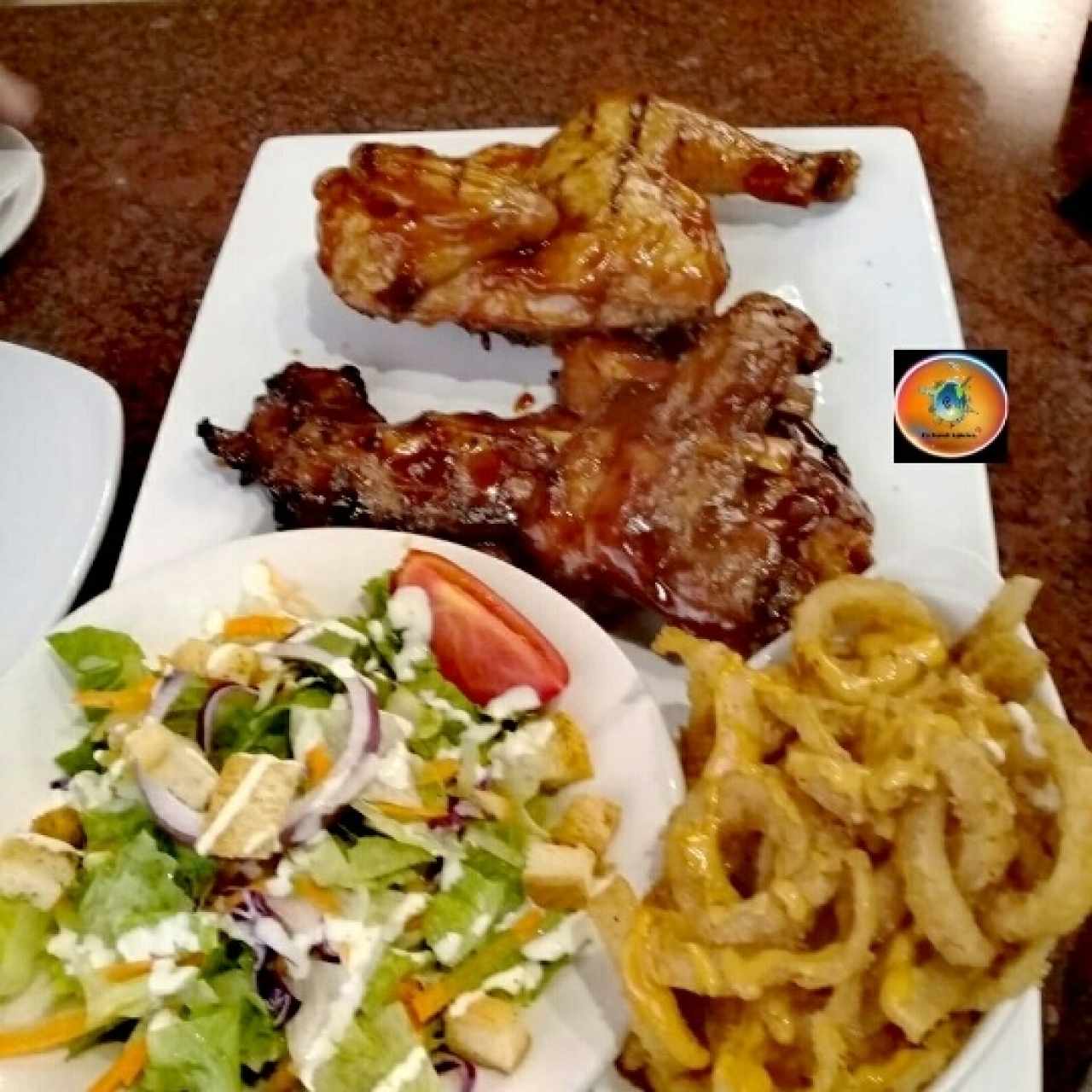 combo de costilla, aros de cebolla, pollo asado y ensalada de la casa