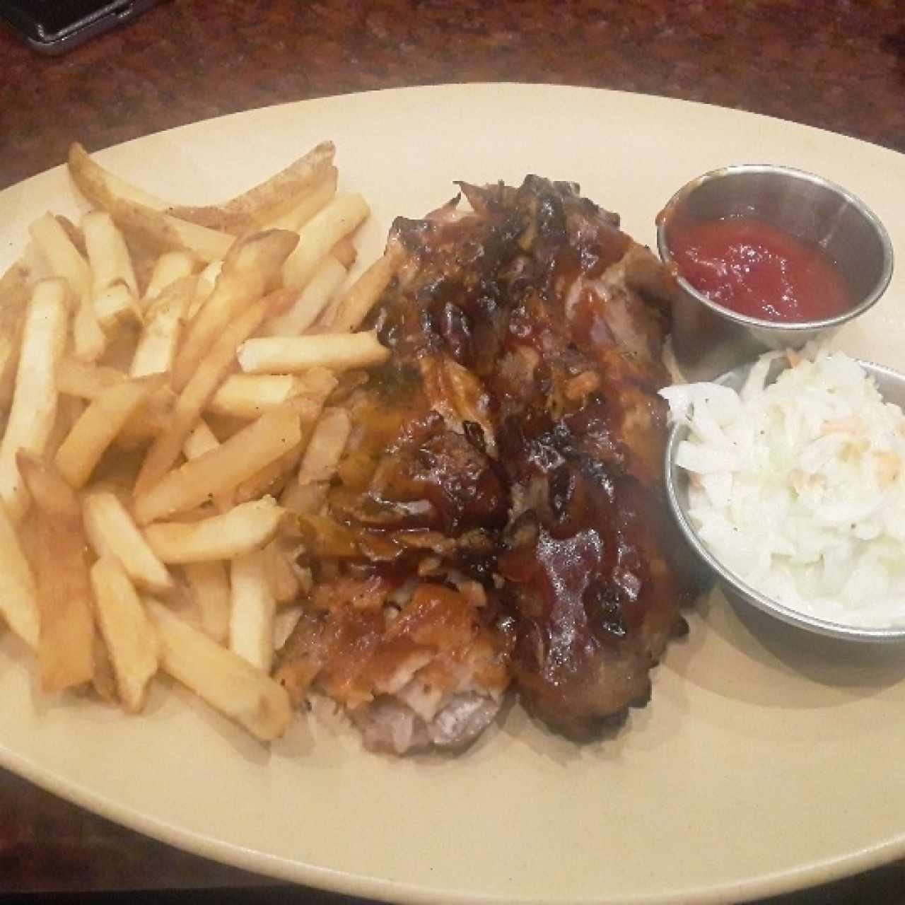 ribs con papas y ensalada