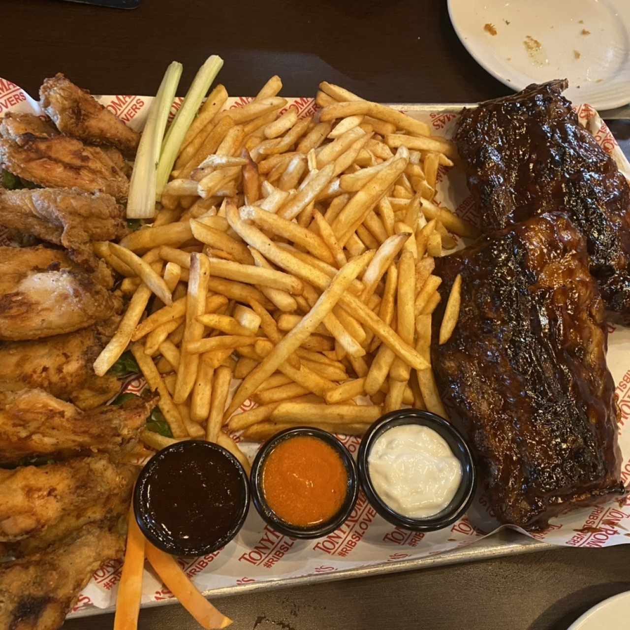 Baby Back Ribs y Alitas - plato para 4 personas