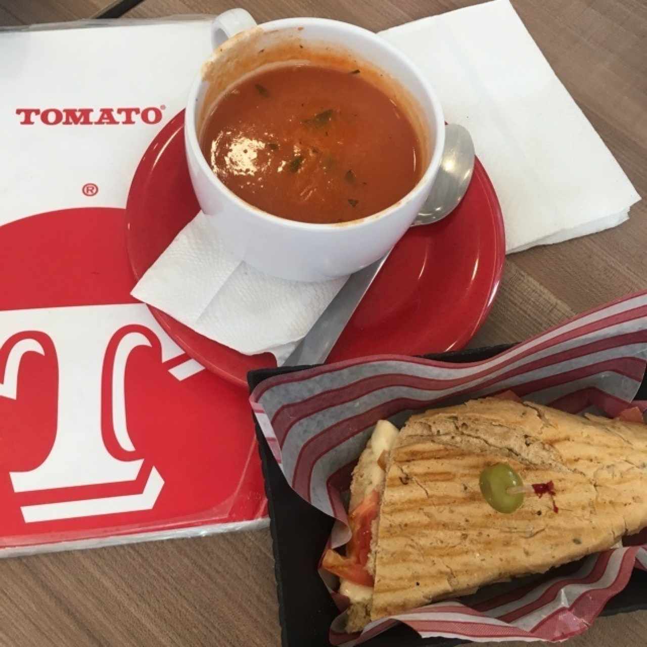 Sopa de tomate y medio sandwich 