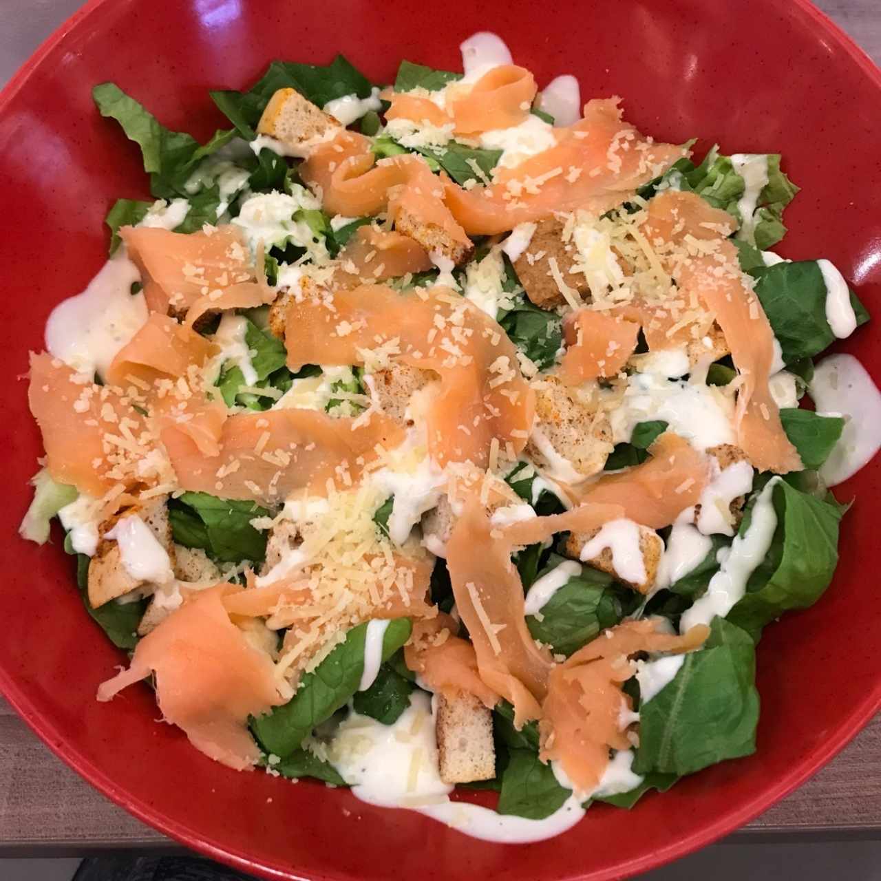 Ensalada César con salmón