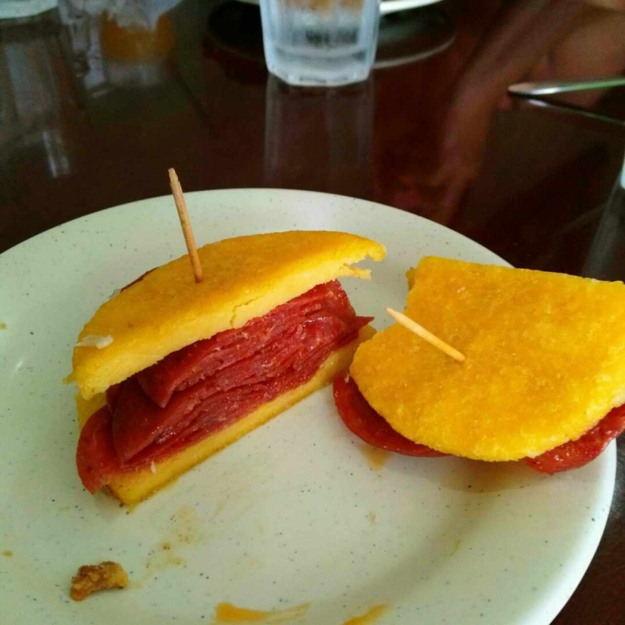 emparedado de tortilla con pepperoni