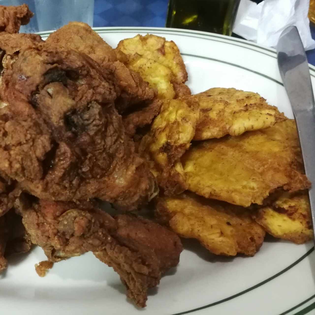 Pollo frito con patacones