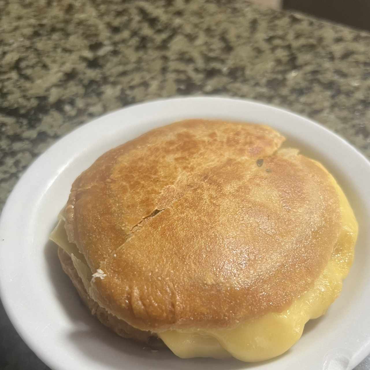 Pastelito de carne con queso amarillo 