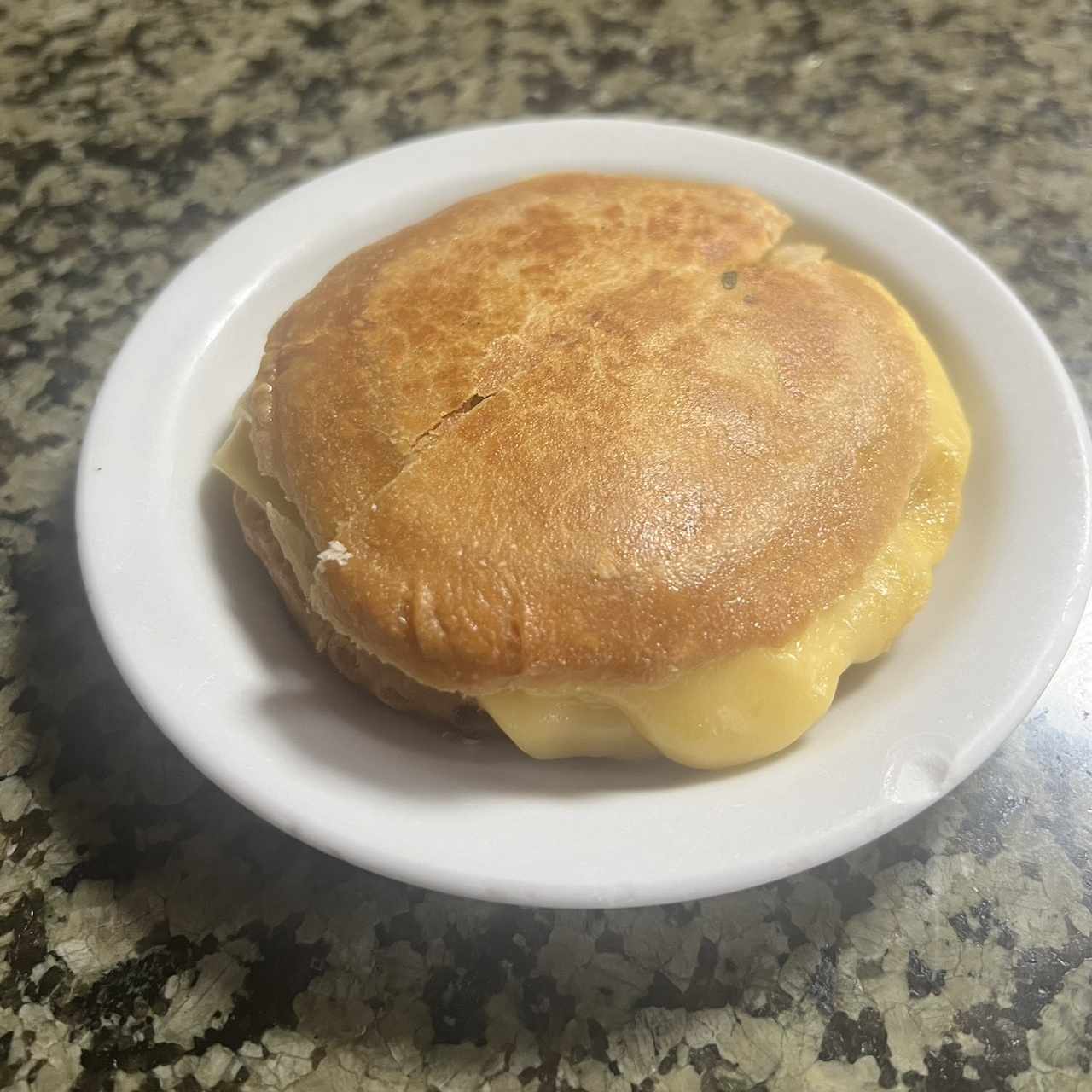 Pastelito de carne con queso amarillo 