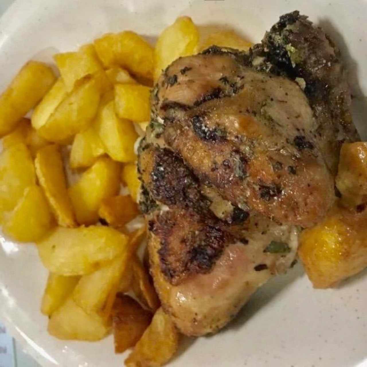 Pollo Asado con Papas Fritas