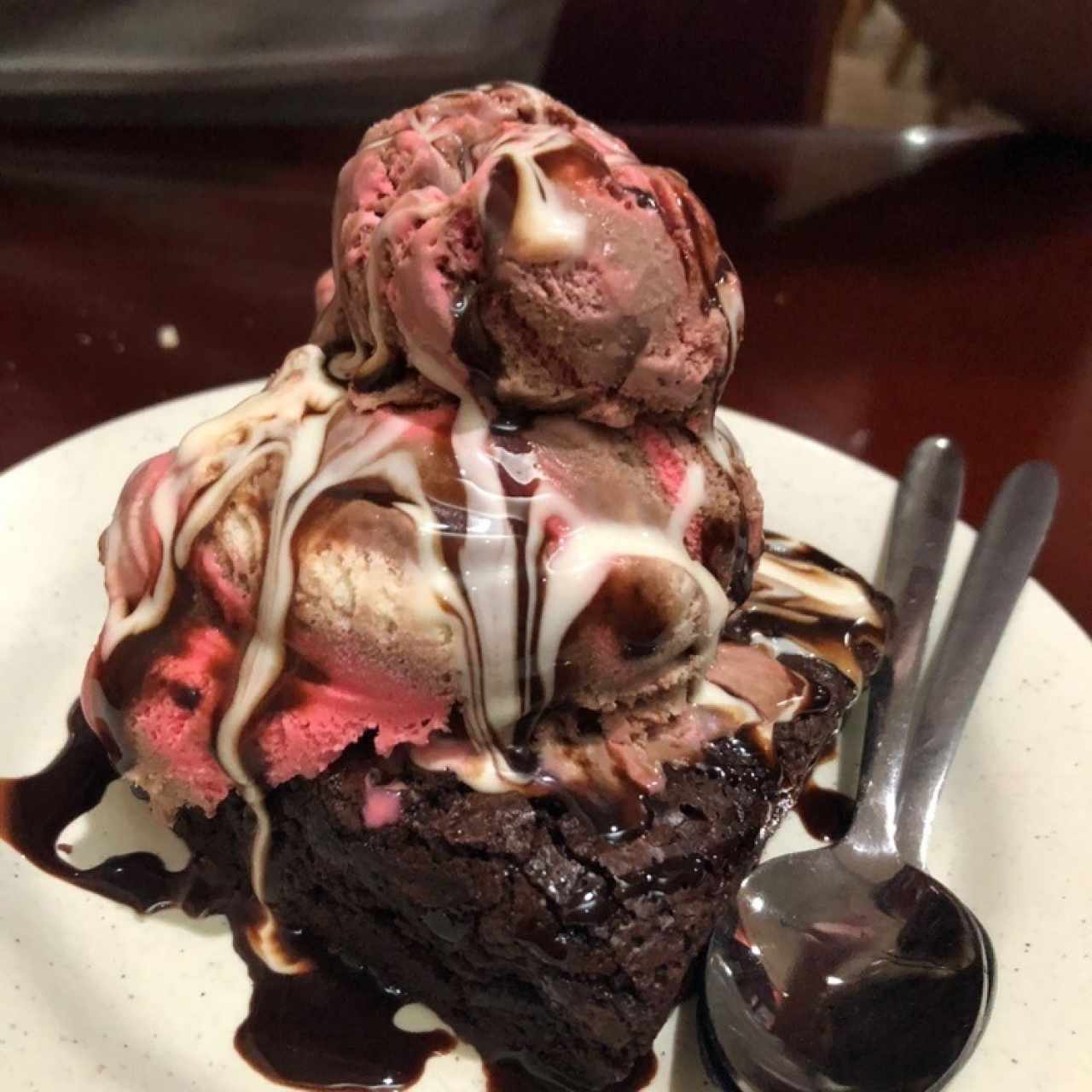 Brownie con helado napolitano