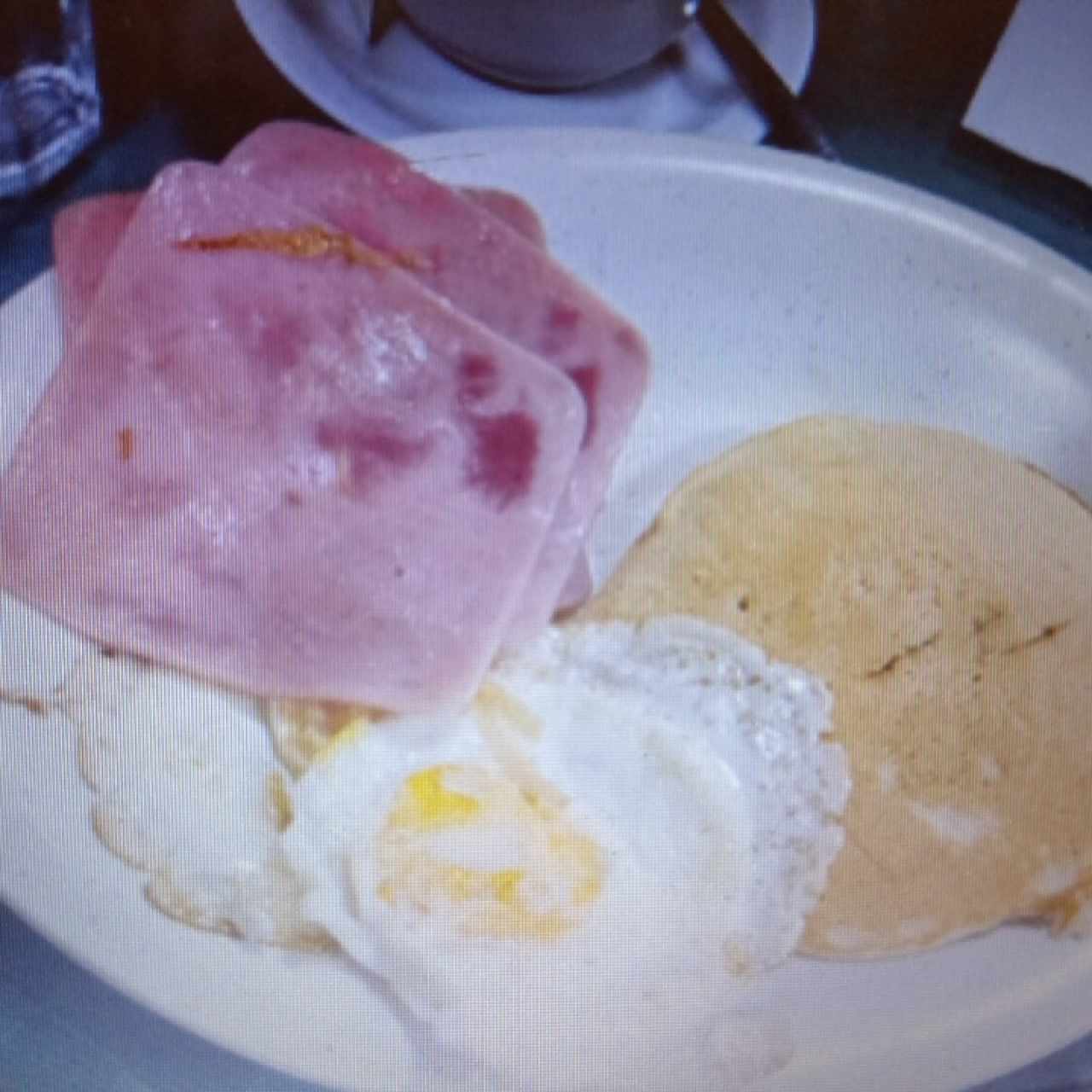 Desayunos - Pancake con sirope y Huevos con jamón 