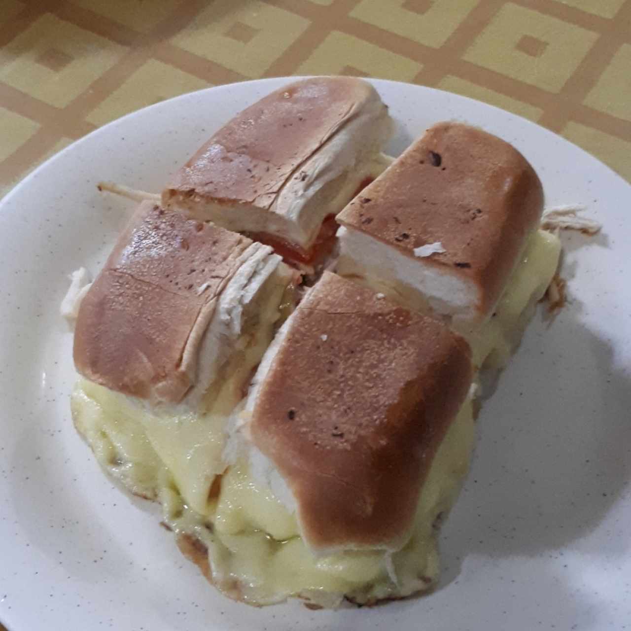 Sandwich de pollo con mozzarella