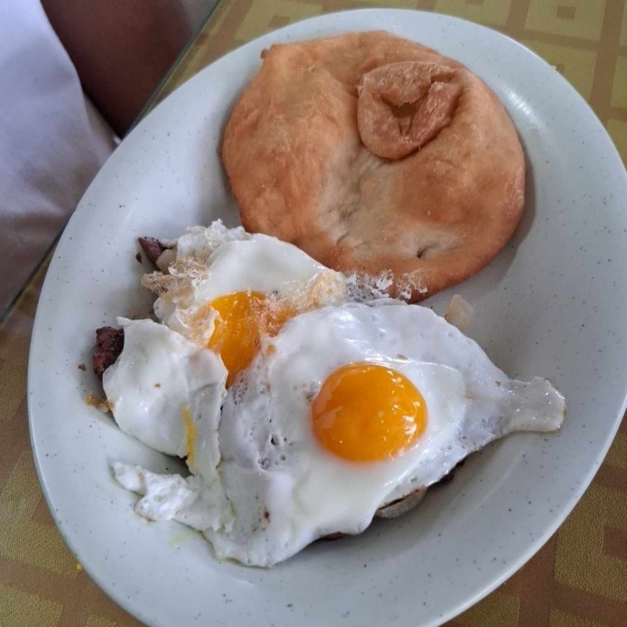 Bistec Encebollado a Caballo