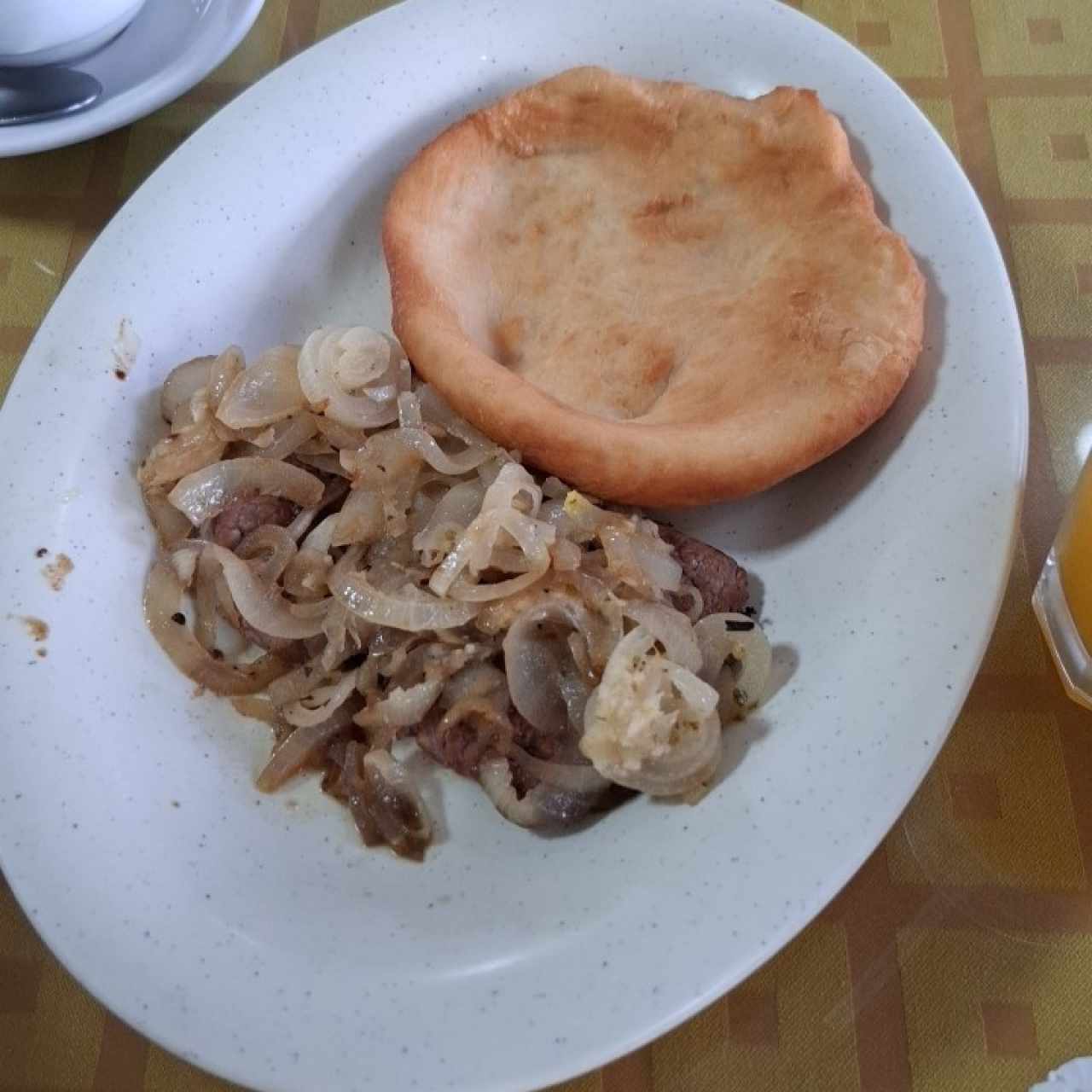 Desayunos - Bistec Encebollado