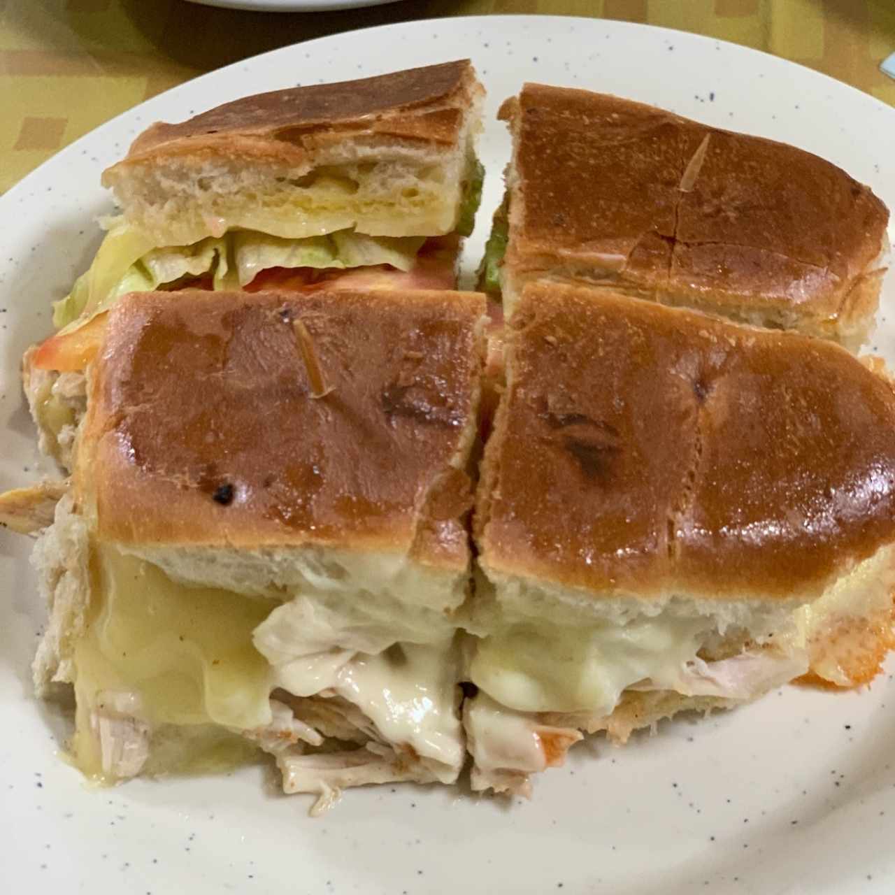 Sandwich de pollo con mozzarella