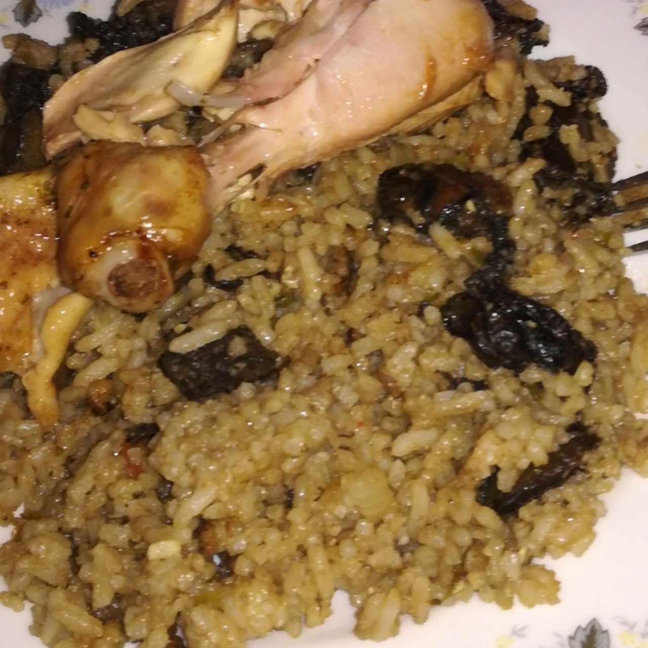 arroz de conchas negras con pollo asado