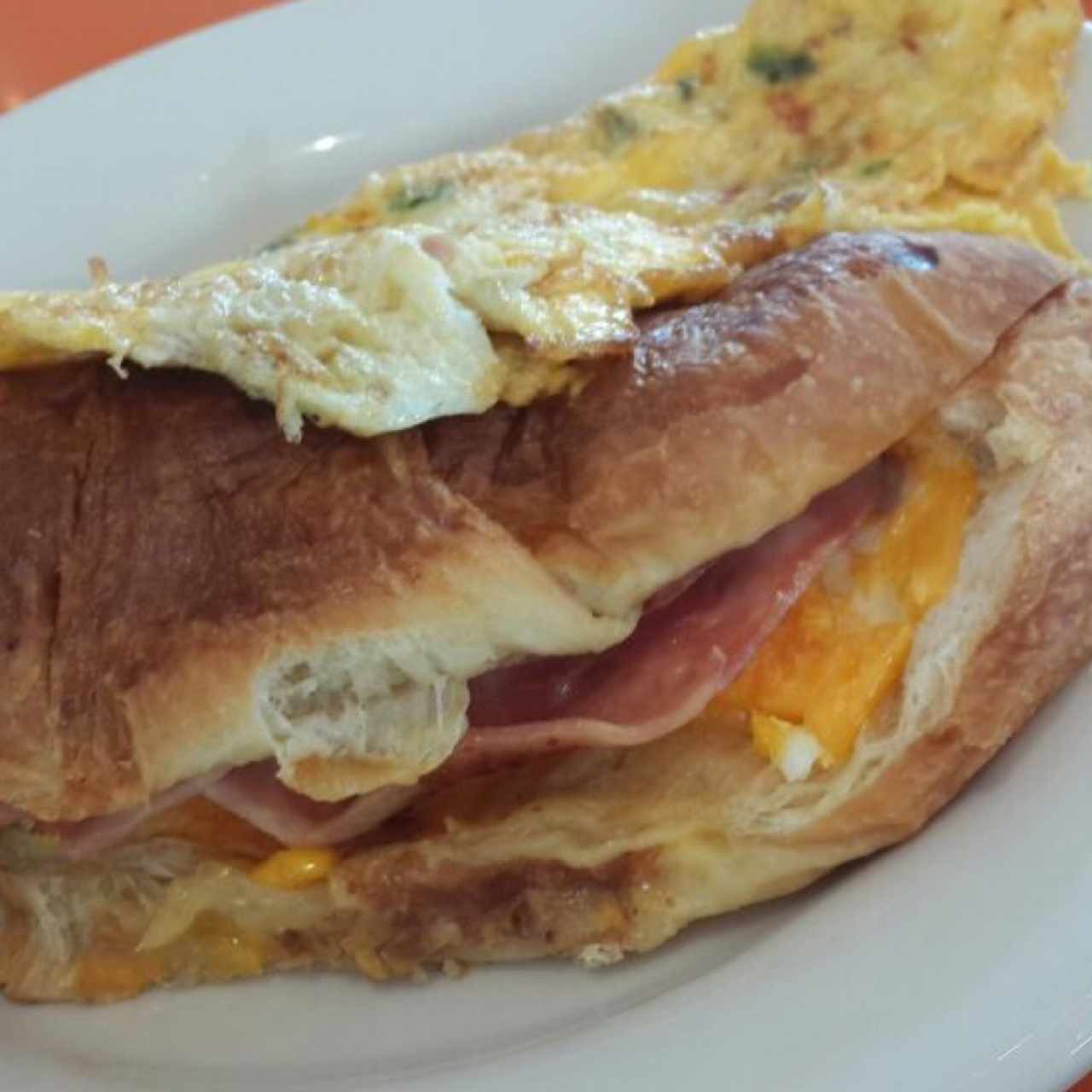 omelette y croissant jamon queso