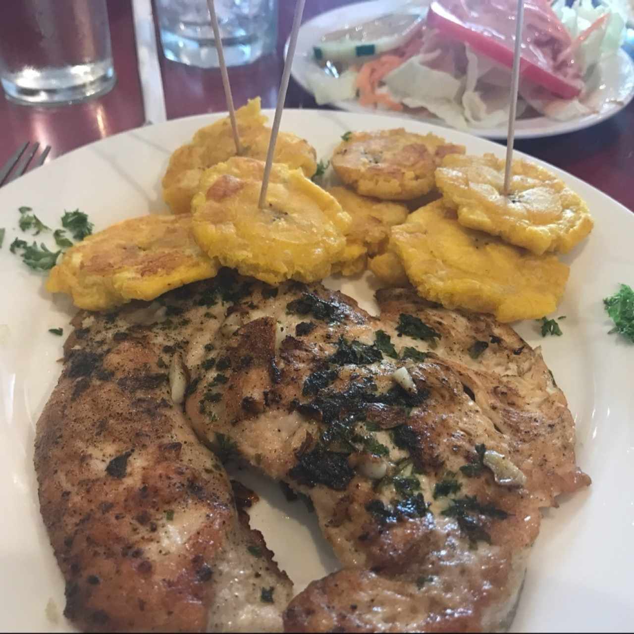 Pollo a la plancha con patacones