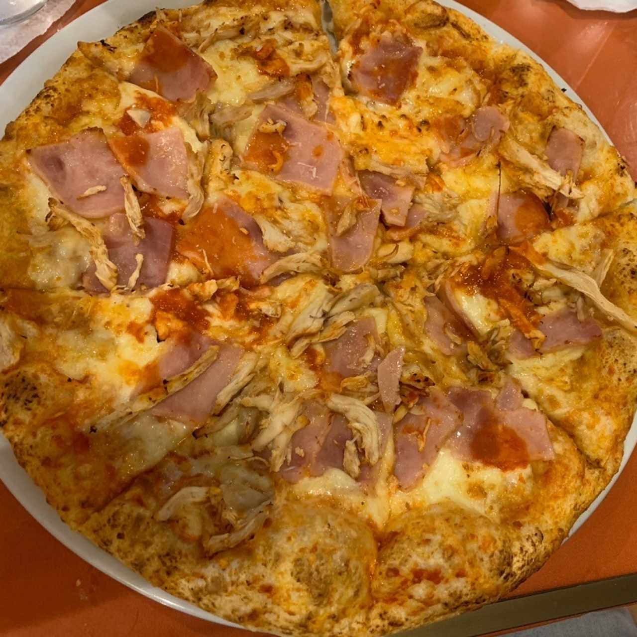 Pizza de jamón y pollo