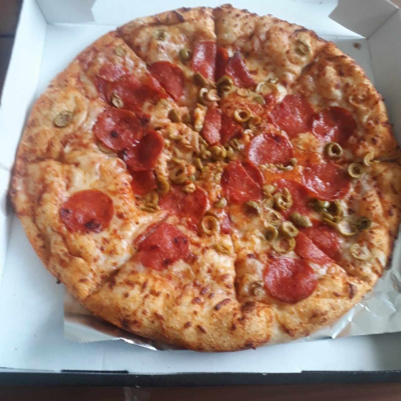 Pizza de peperoni.con aceitunas verdes