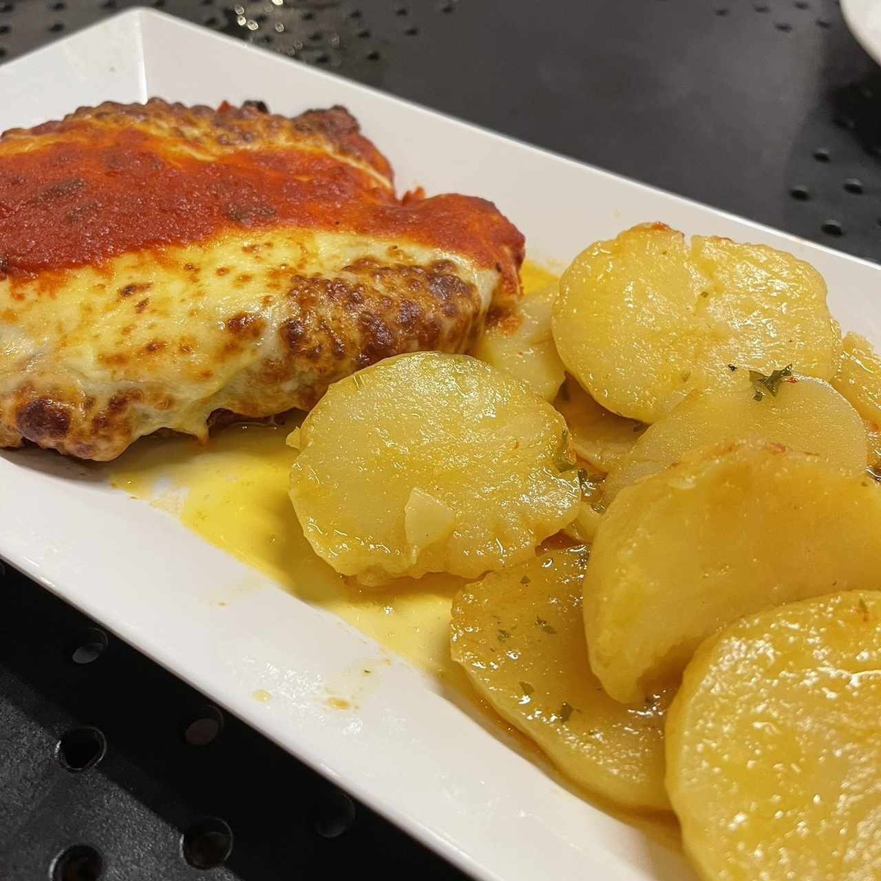 Filete de Pollo a la Parmigiana con papas salteadas