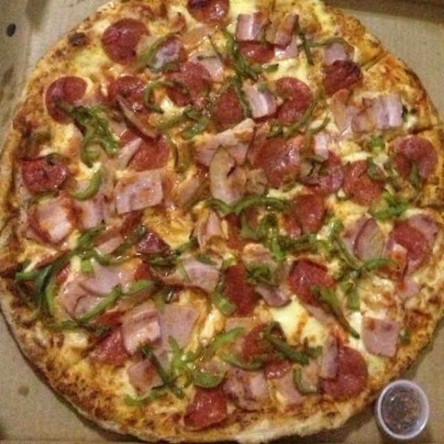 Pizza de pepperoni con extra de pimentón verde y bacon