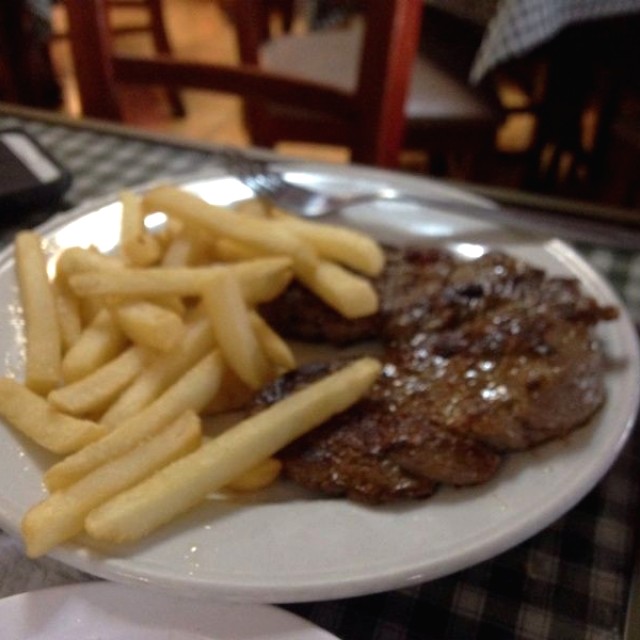 Filete a la plancha con papas fritas