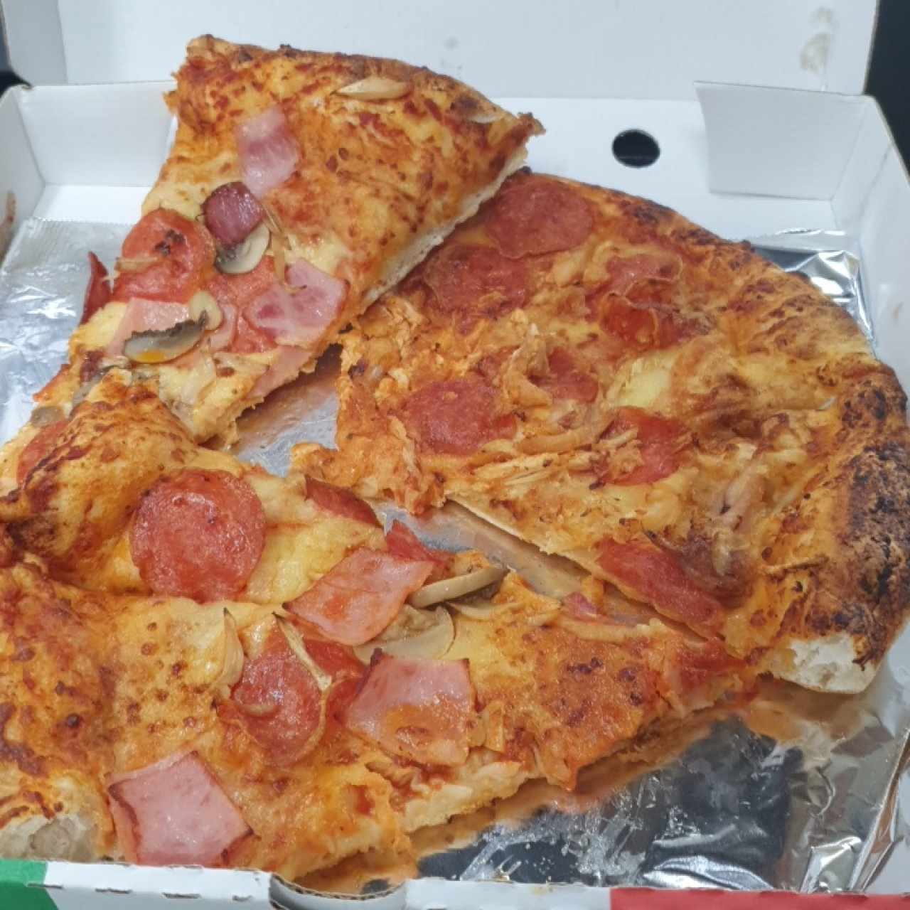 Pizza gruesa de combinación sin salsa.