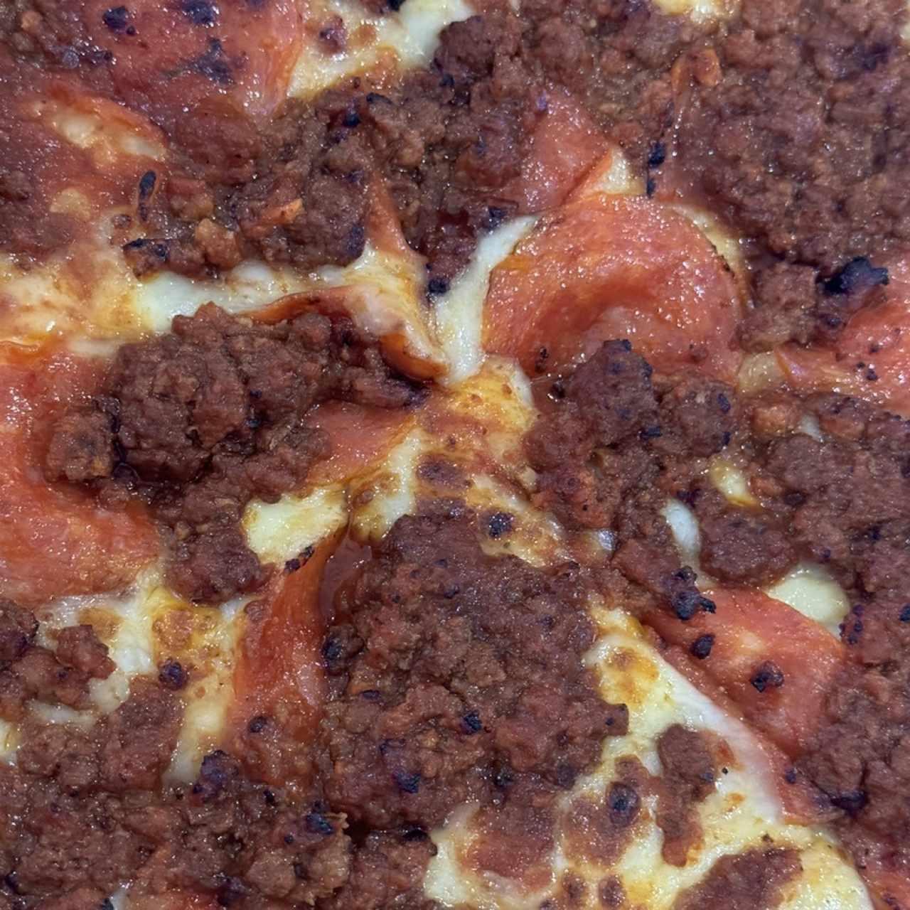 Pizza de peperoni con extra de carne molida 