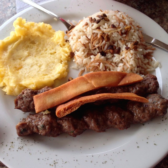 Kafta de carne de cordero con puré y arroz con almendras