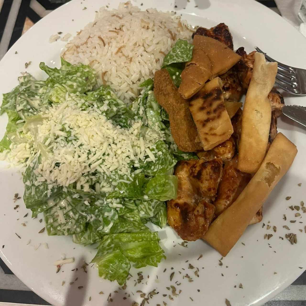 Pinchos de pollo con arroz y ensalada cesar