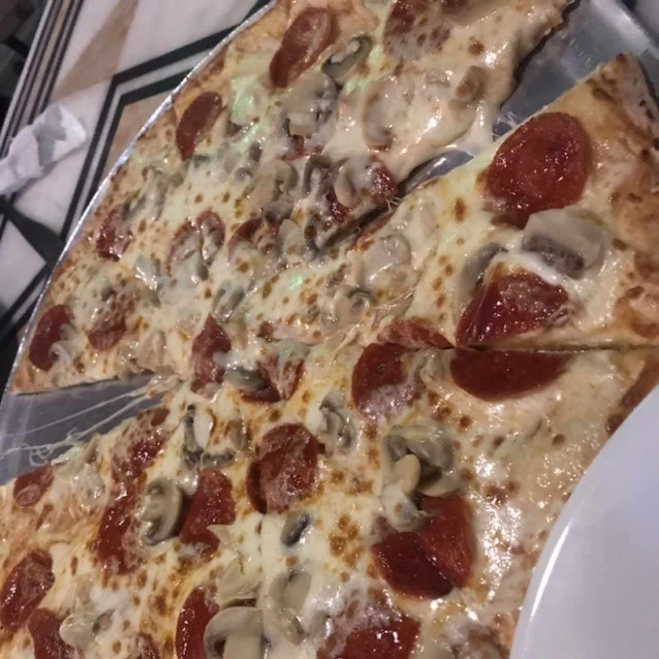Pizza de peperoni con hongos 