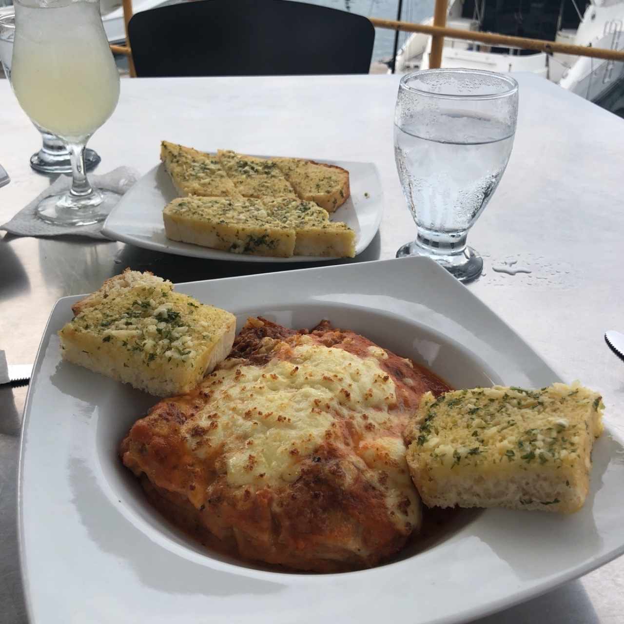 lasagna y pan de ajo