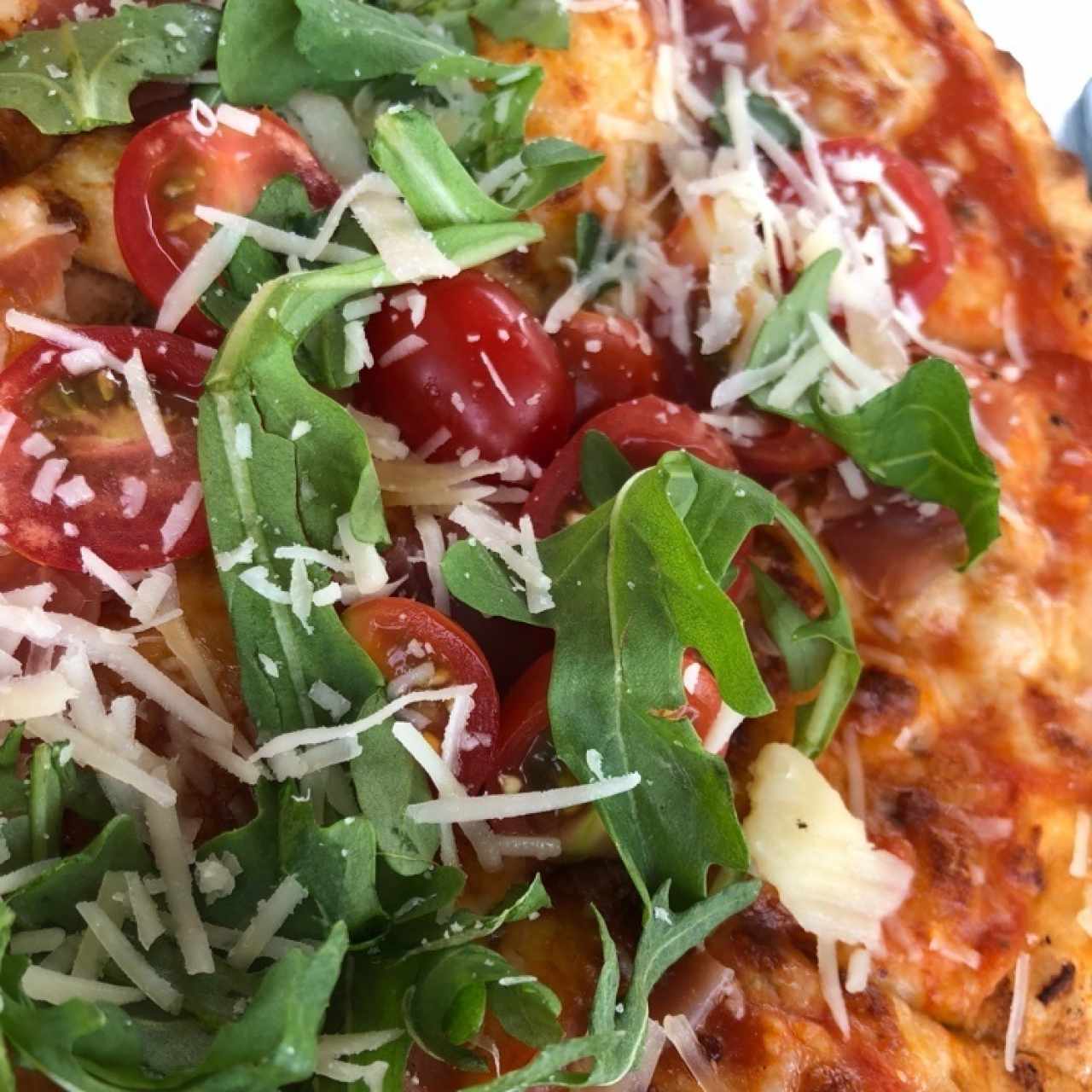 Pizza Alberto’s rugula tomate mozarella y jamon serrano 