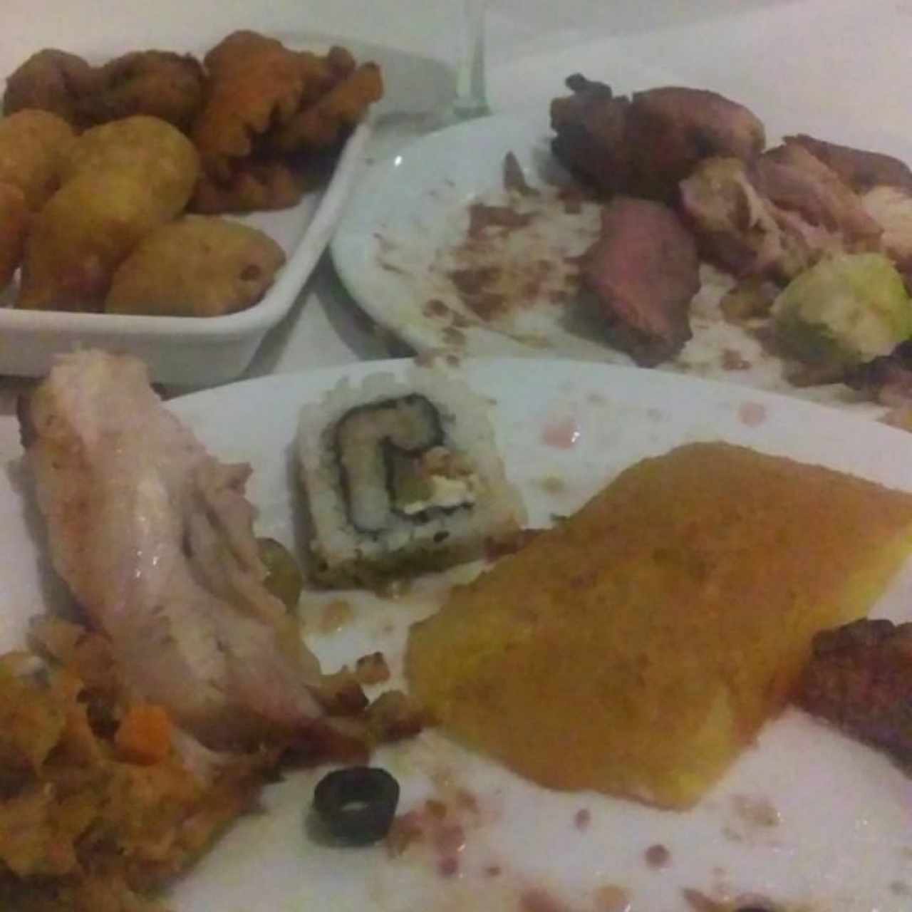 Frituras, sushi, piña asada, jamón y carnes variadas.