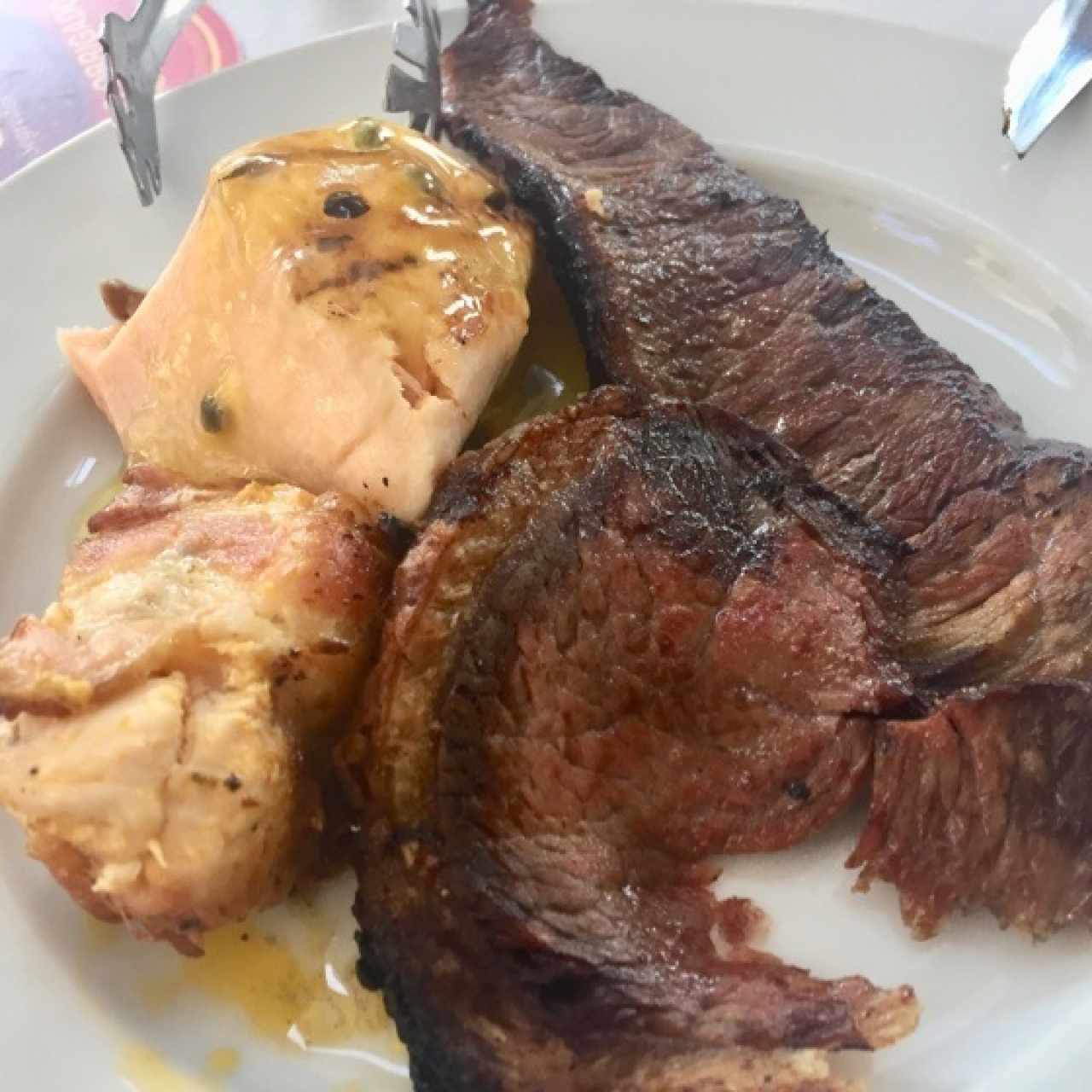 carne de res, pollo y salmón